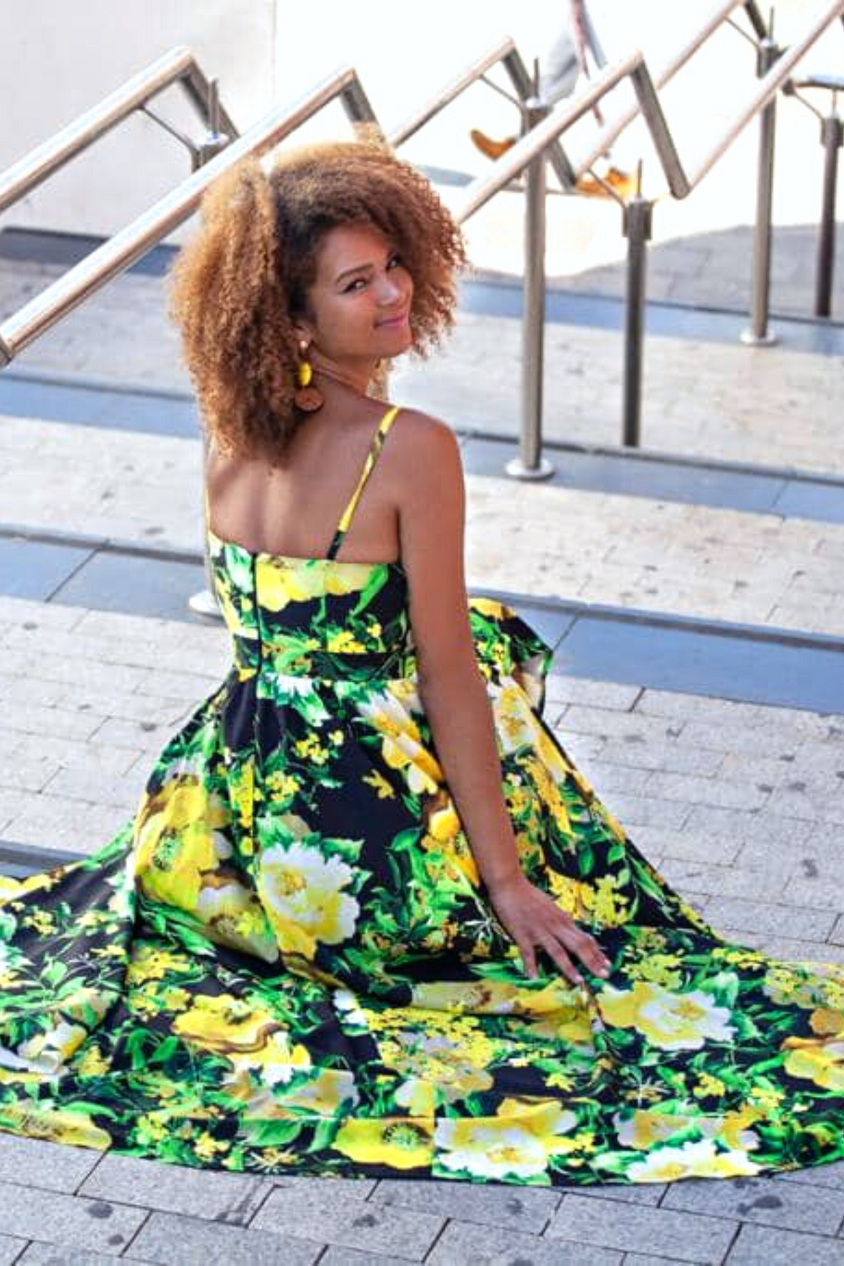 Abito lungo svasato estivo nero con fantasia floreale giallo verde e spacchi laterali, Moda-Mania.