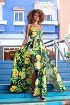 Abito lungo svasato estivo nero con fantasia floreale giallo-verde e spacchi laterali, marca Moda-Mania.