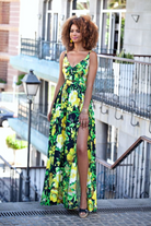 Abito lungo svasato estivo nero con fantasia floreale giallo verde e spacchi laterali, marca Moda-Mania.
