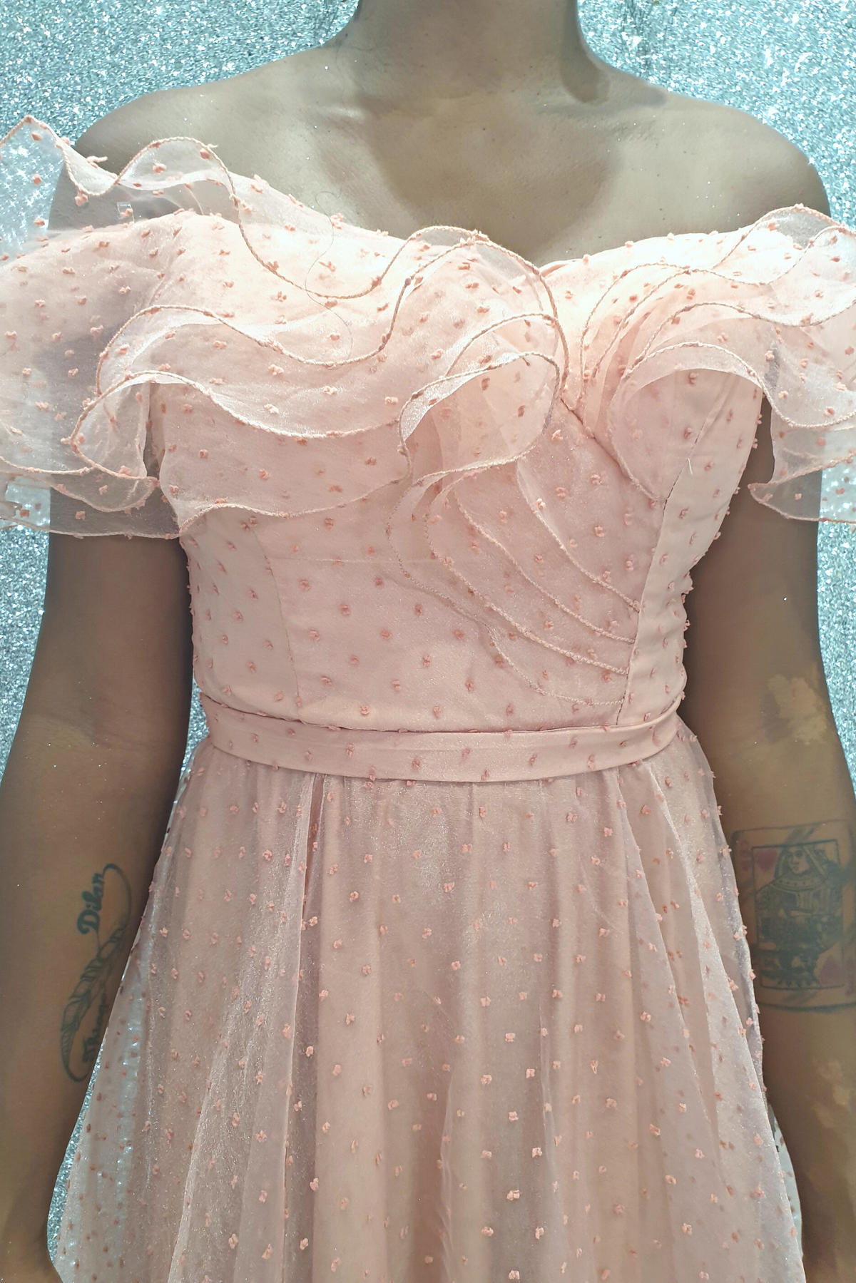 Abito lungo svasato in tulle a pois pesca con scollo a barchetta e volants, firma Moda-Mania, dettaglio elegante e femminile.