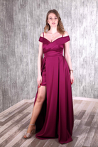 Abito lungo svasato magenta in taffetà di Moda-Mania con scollo a barchetta e spacco laterale, elegante e raffinato.