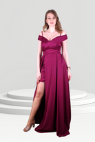 Abito lungo svasato magenta in taffetà con scollo a barchetta e spacco laterale, marca Moda-Mania, dettaglio elegante e femminile.