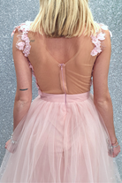 Abito lungo svasato rosa con gonna in tulle e corpetto a fiori 3D, vestito elegante Moda-Mania, dettaglio floreale e svasatura.