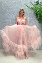 Abito lungo svasato rosa Moda-Mania con gonna in tulle e corpetto a fiori 3D, visibile in dettaglio nell'immagine.