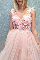 Abito lungo rosa svasato Moda-Mania con gonna in tulle e corpetto a fiori 3D, dettagli floreali e tessuto leggero.