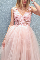 Abito lungo svasato rosa Moda-Mania con gonna in tulle e corpetto a fiori 3D, dettagli floreali e tessuto leggero e elegante.