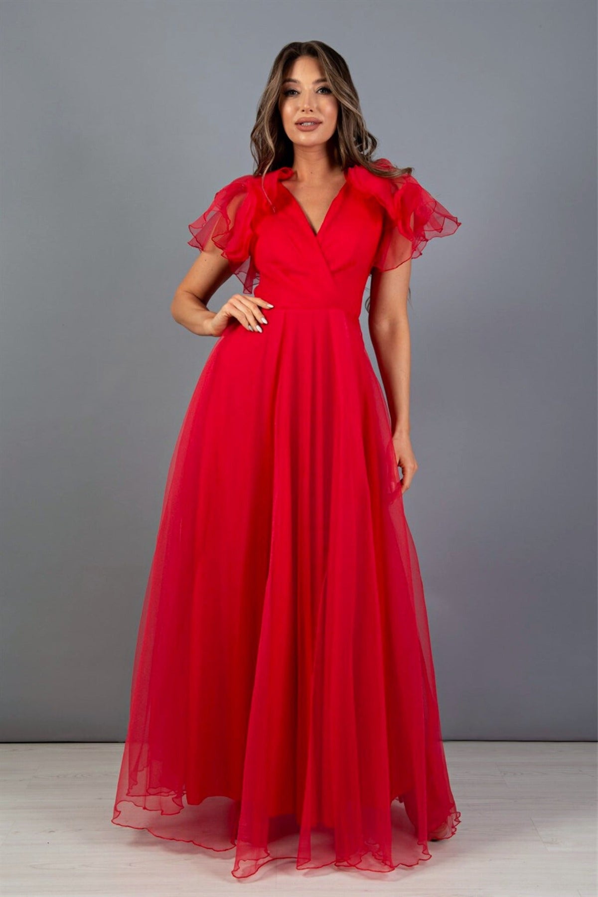 Abito lungo svasato rosso in organza Moda-Mania con scollo a V e dettagli di volants sulle spalle, elegante e femminile.