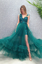 Abito lungo svasato verde smeraldo di Moda-Mania con gonna in tulle e corpetto a fiori 3D, visibile in dettaglio.