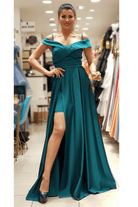 Abito lungo svasato verde smeraldo in taffetà con scollo a barchetta e spacco laterale, firmato Moda-Mania.