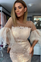 Abito midi aderente beige in pizzo con maniche a campana in tulle e cintura inclusa, di Moda-Mania, vestibilità elegante e femminile.