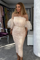 Abito midi beige aderente in pizzo con maniche a campana in tulle e cintura, firmato Moda-Mania.