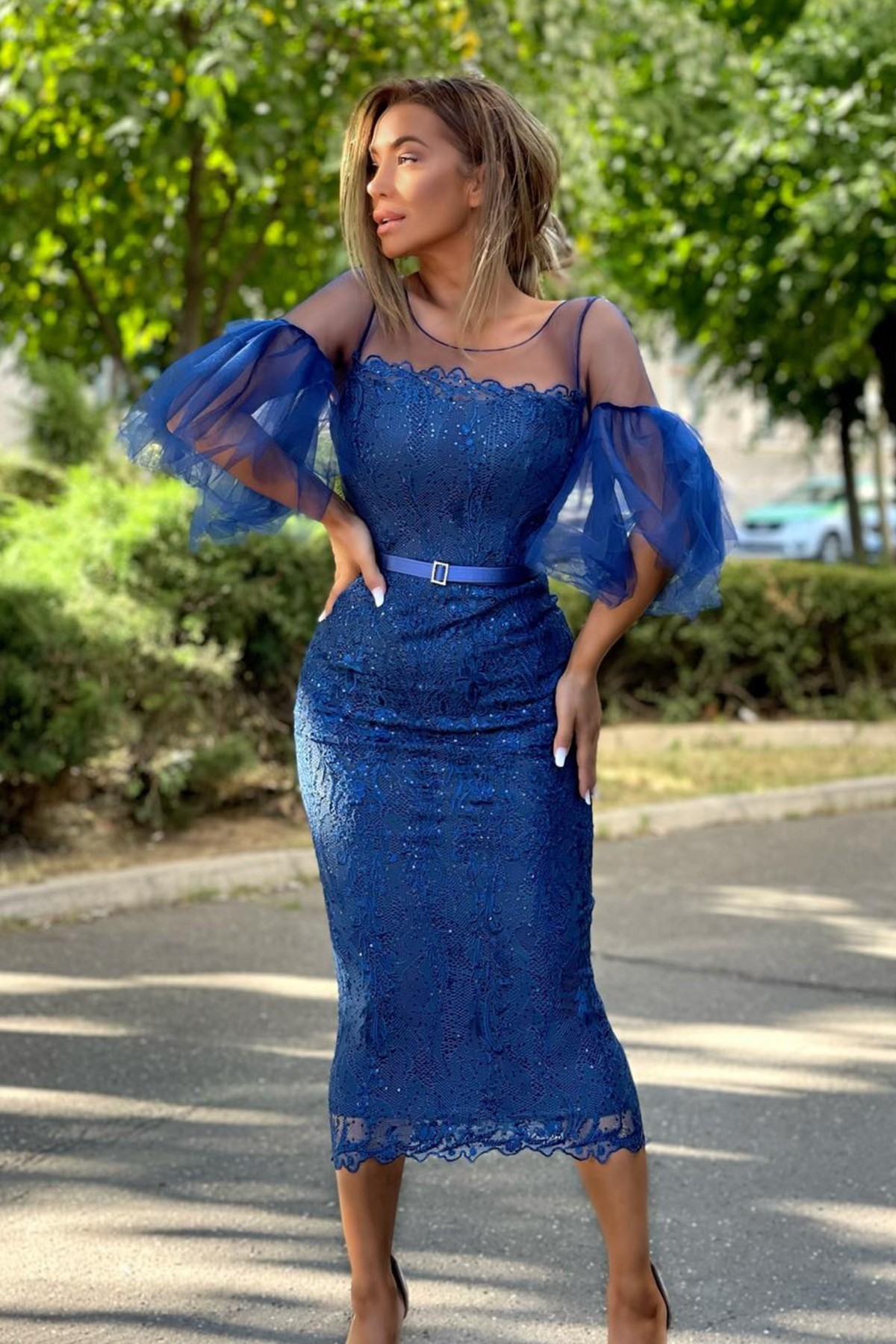 Abito midi aderente blu notte in pizzo con maniche a campana in tulle e cintura, moda-mania, abiti corti elegante e femminile