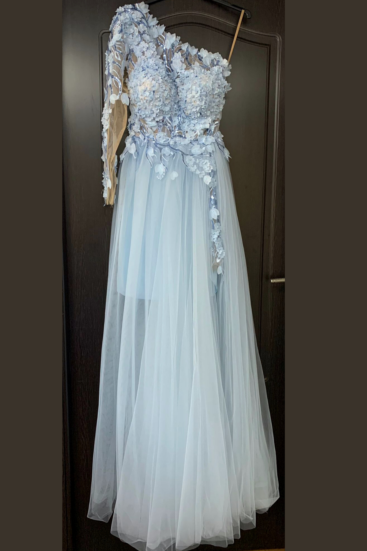 Abito lungo Moda-Mania con manica singola celeste, strascico in tulle e corpetto a fiori 3D, elegante e femminile.