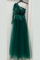 Abito lungo verde smeraldo Moda-Mania con manica singola, strascico in tulle e corpetto con fiori 3D.