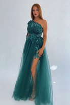 Abito lungo Moda-Mania con manica singola verde smeraldo, strascico in tulle e corpetto a fiori 3D.