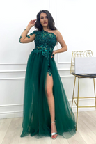 Abito lungo mono manica verde smeraldo Moda-Mania con strascico in tulle e corpetto a fiori 3D, elegante e raffinato.
