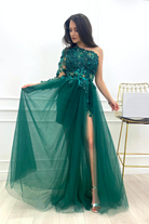 Abito lungo mono manica verde smeraldo Moda-Mania con strascico in tulle e corpetto a fiori 3D, elegante e raffinato.
