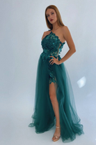 Abito lungo mono manica verde smeraldo Moda-Mania con strascico in tulle e corpetto a fiori 3D, elegante e raffinato.