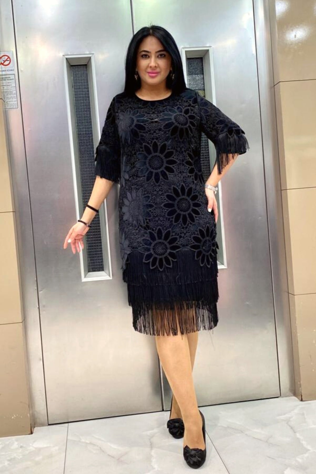 Abito nero linea dritta per donne curvy con ricami floreali e frange decorative, abiti corti Moda-Mania.