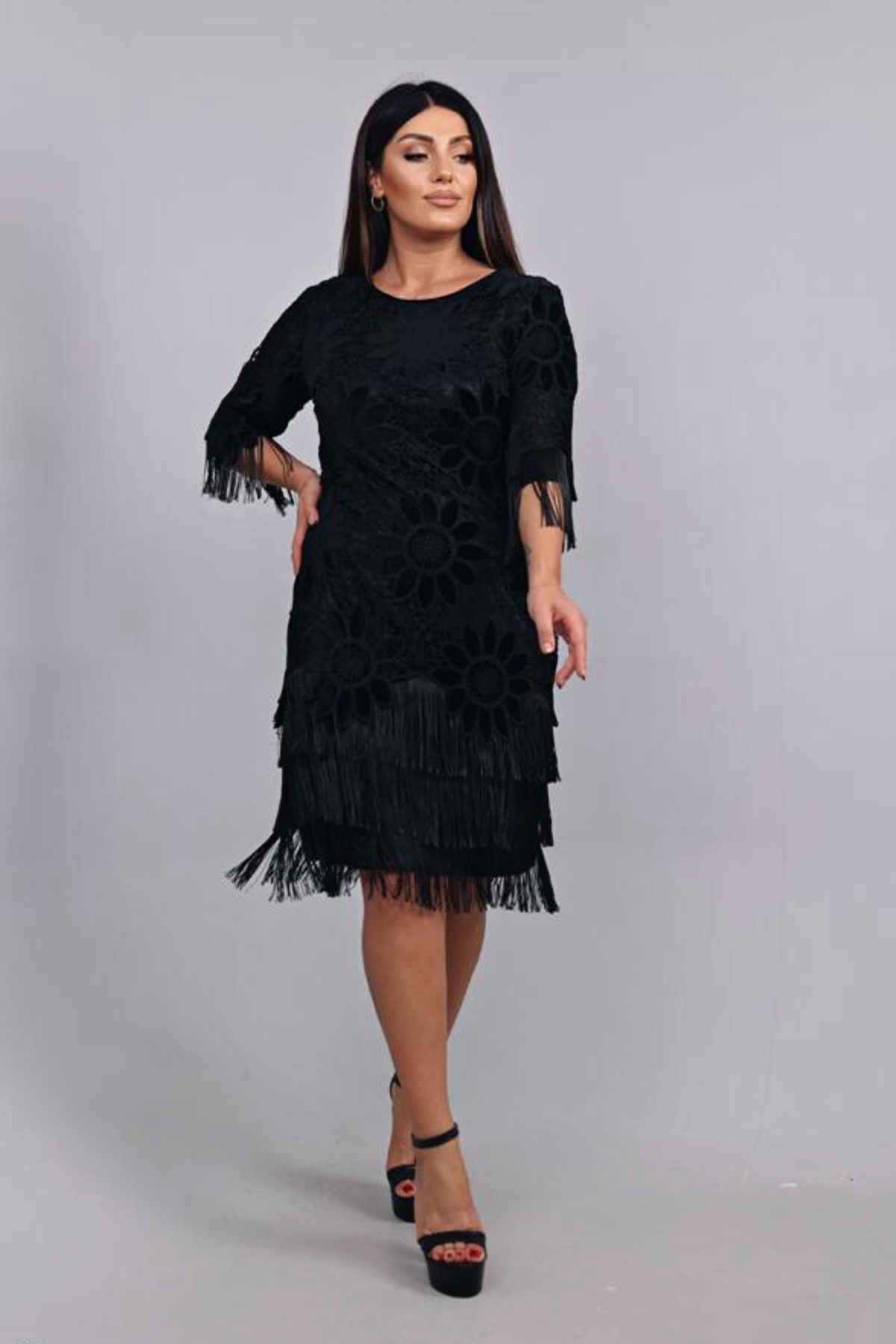 Abito nero lineare per donne curvy con ricami floreali e frange decorative, abiti corti moda-mania, stile elegante e femminile