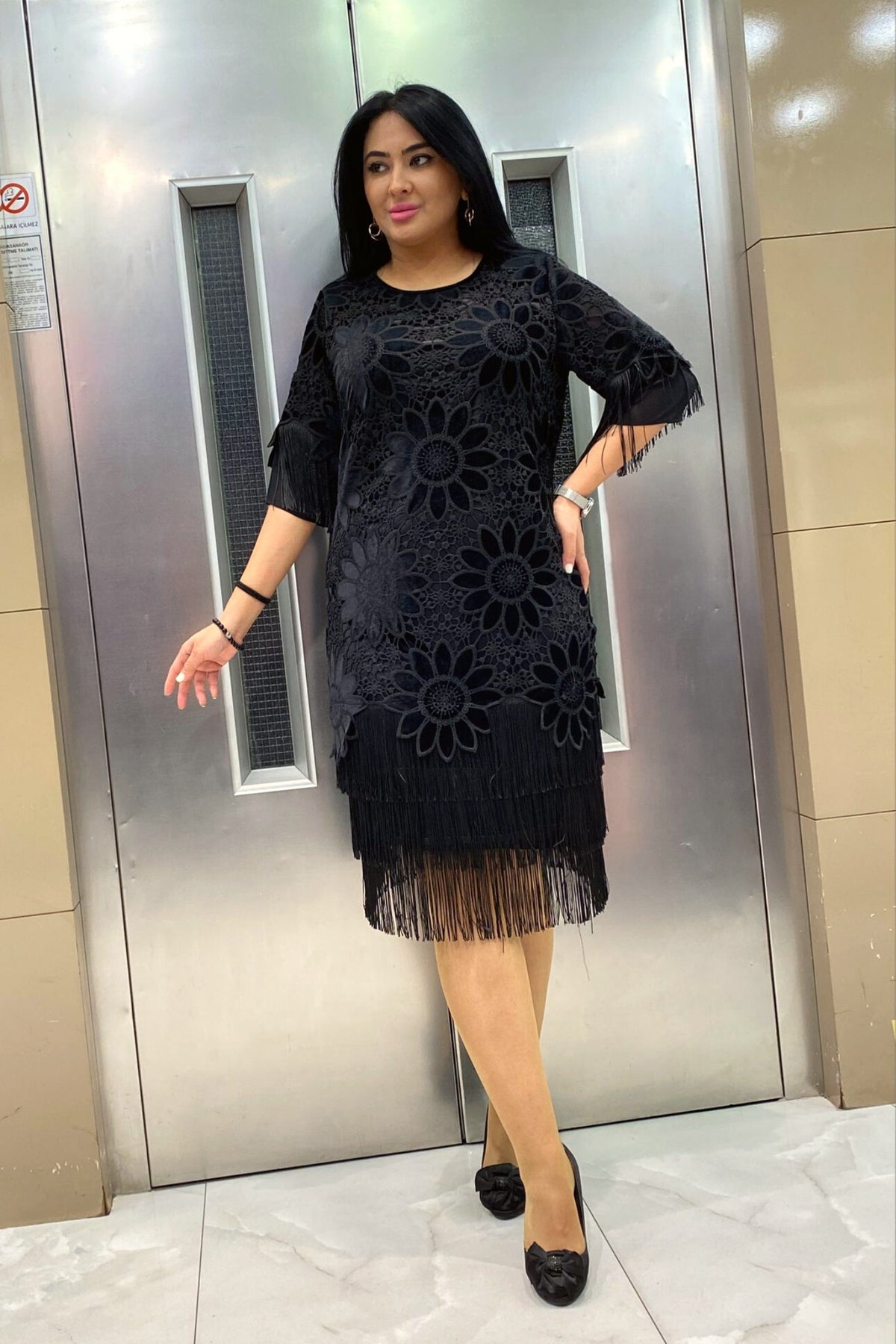 Abito nero linea dritta per donne curvy con ricami floreali e frange decorative, abito corto Moda-Mania.
