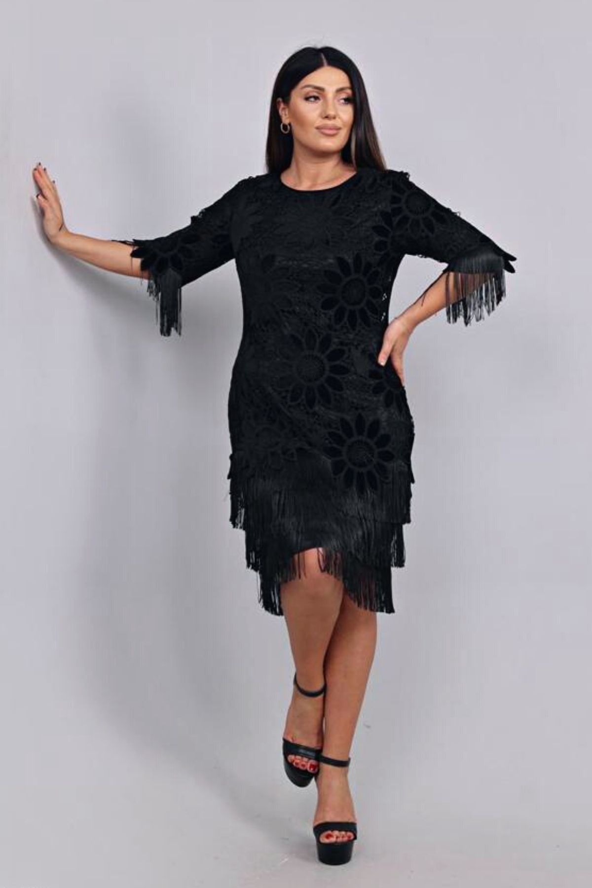 Abito nero a linea dritta per donne curvy con ricami floreali e frange decorative, abiti corti Moda-Mania.