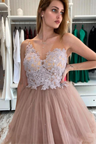 Abito corto beige Moda-Mania con corpetto in tulle ricamato e gonna in tulle, stile princess, elegante e raffinato.