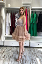 Abito princess beige di Moda-Mania, con corpetto in tulle ricamato e gonna in tulle, abito corto elegante e femminile.