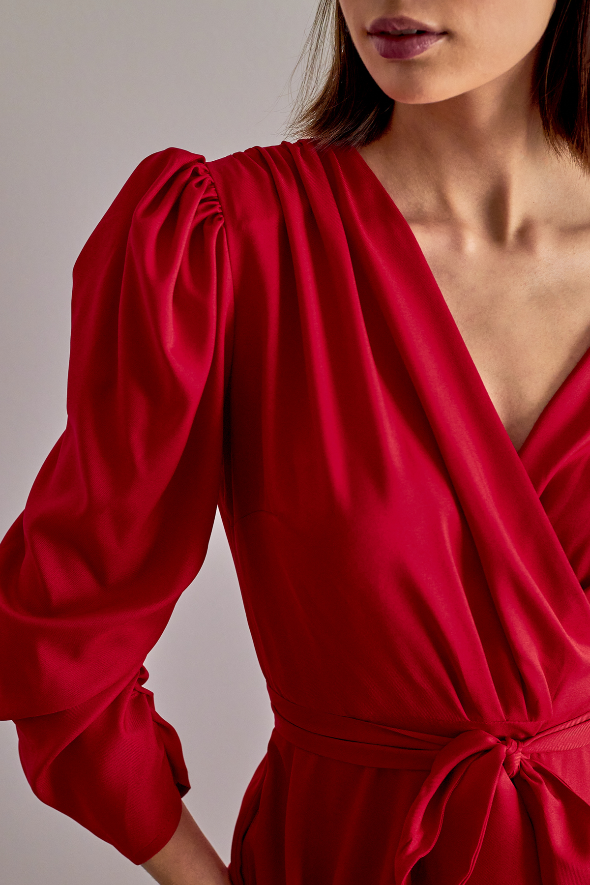 Abito midi rosso svasato con maniche a sbuffo, allacciabile in vita e spacco laterale, di Moda-Mania.