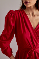 Abito midi rosso svasato con maniche a sbuffo, allacciabile in vita e spacco laterale, di Moda-Mania.