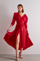 Abito midi rosso svasato con maniche a sbuffo, allacciabile in vita e spacco laterale, marca Moda-Mania.