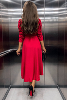 Abito midi rosso svasato con maniche a sbuffo, allacciabile in vita e spacco laterale, firmato Moda-Mania.