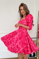 Abito svasato fucsia a fantasia floreale con scollo e maniche a tre quarti a sbuffo, moda-mania, abiti corti elegante e femminile