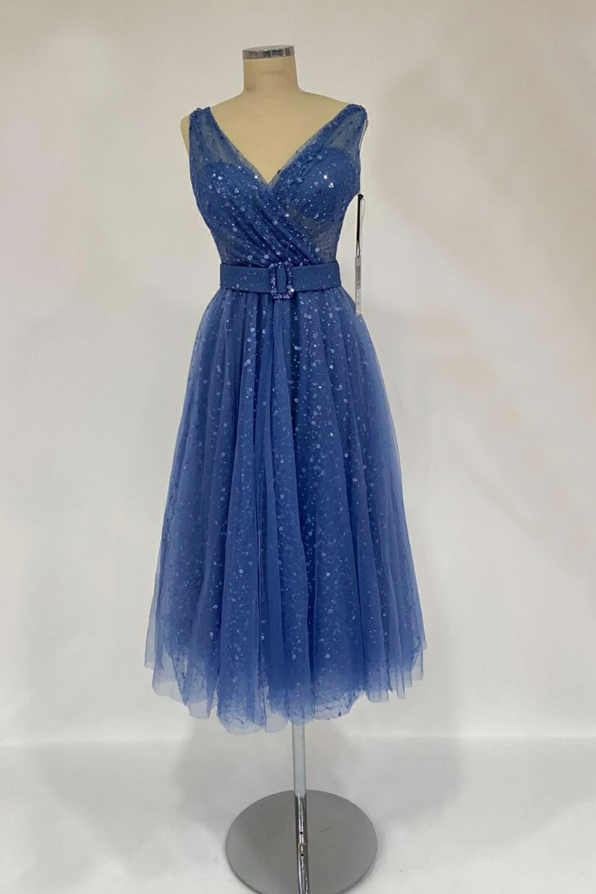 Abito svasato midi in tulle blu con paillettes simili a pois e cinturino, di Moda-Mania, visibile su sfondo neutro.