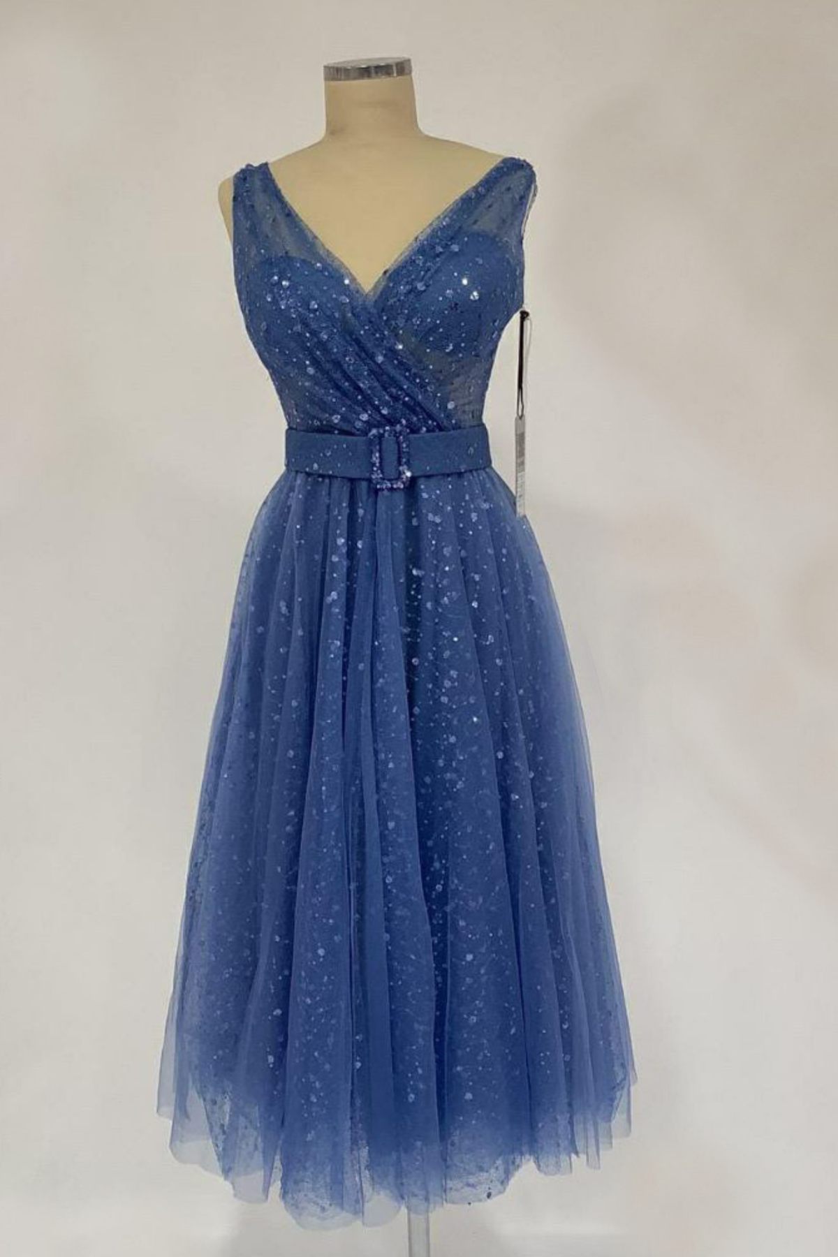Abito svasato midi in tulle blu con paillettes simili a pois e cinturino, moda-mania, abiti lunghi elegante e raffinato