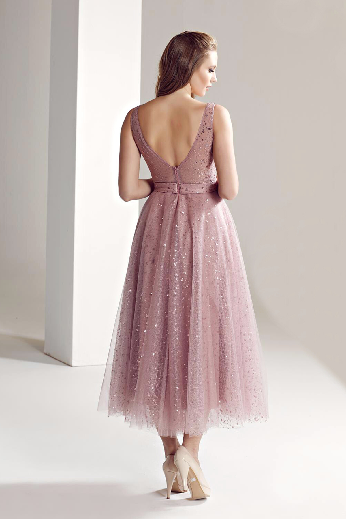 Abito svasato midi in tulle rosa con paillettes simili a pois e cinturino, firmato Moda-Mania, visibile in dettaglio.
