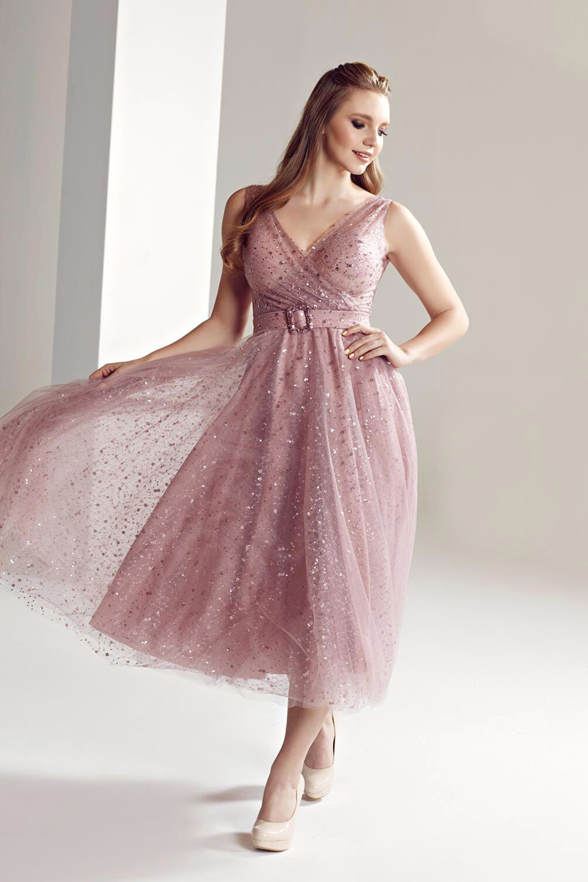Abito svasato midi in tulle rosa con paillettes simili a pois e cinturino, firma Moda-Mania, visibile dettaglio del vestito.