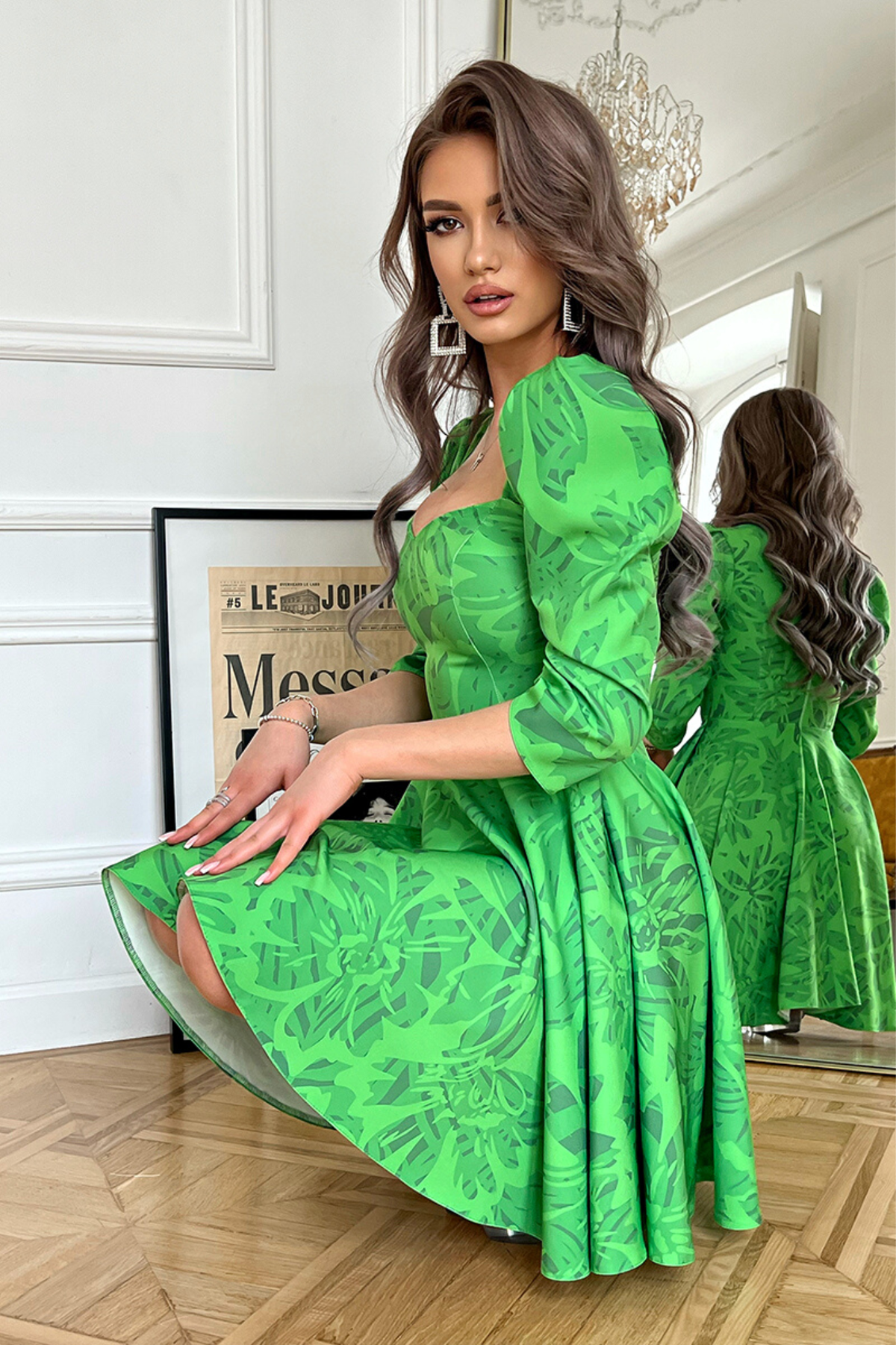 Abito svasato verde a fantasia floreale con scollo a maniche tre quarti a sbuffo, moda-manìa, abiti corti elegante e femminile