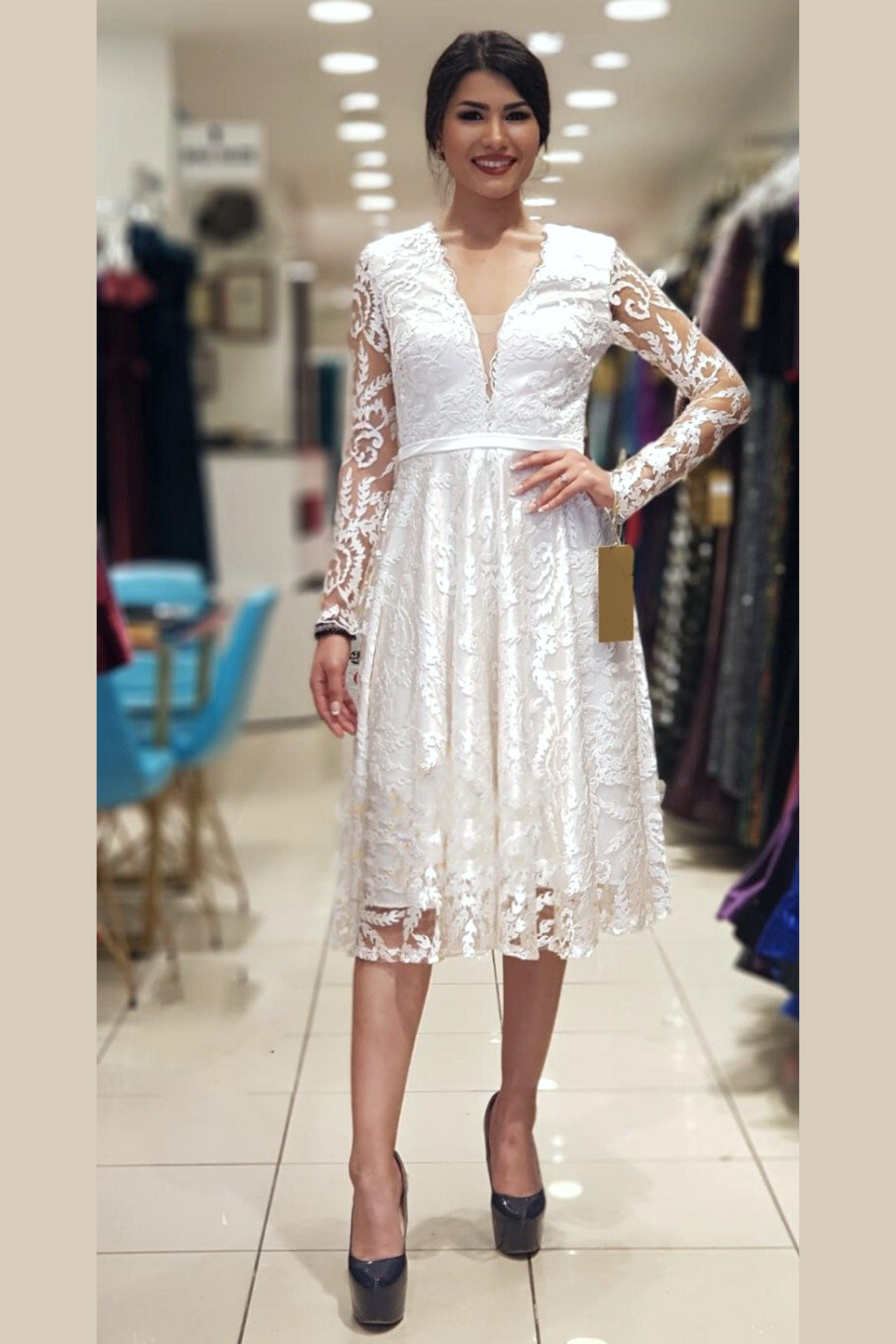 Abito svasato bianco Moda Mania in tulle fantasia, maniche lunghe e scollo a V, abiti corti eleganti e femminili
