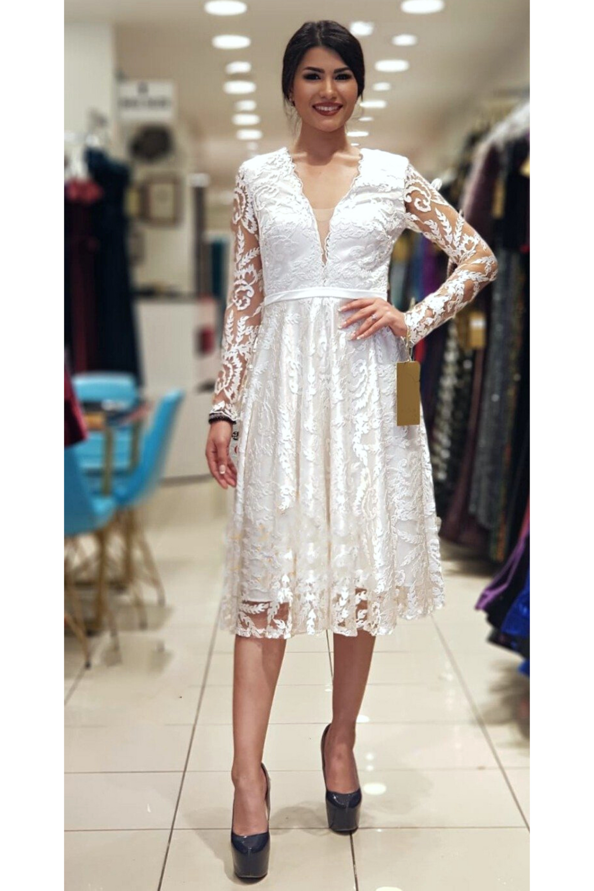 Abito svasato bianco Moda Mania in tulle fantasia con maniche lunghe e scollo a V, abiti corti eleganti e femminili
