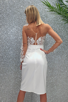Abito corto bianco Moda-Mania con corpetto in tulle nude, ricami floreali e gonna in taffetà, eleganza e stile femminile.