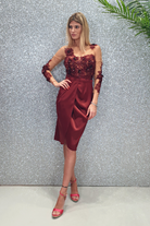 Abito corto Bordeaux Moda-Mania con corpetto in tulle nude, ricami floreali e gonna in taffetà.
