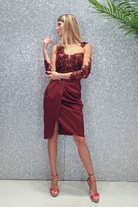Abito corti Moda-Mania Bordeaux con corpetto in tulle nude e ricami floreali, gonna in taffetà, stile elegante e femminile.