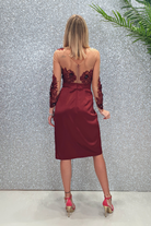 Abito corto Moda-Mania bordeaux con corpetto in tulle nude ricamato e gonna in taffetà, stile elegante e femminile.