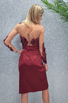 Abito corto Moda-Mania bordeaux con corpetto in tulle nude, ricami floreali e gonna in taffetà, stile elegante e femminile.