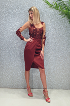 Abito corto Bordeaux Moda-Mania con corpetto in tulle nude, ricami floreali e gonna in taffetà.