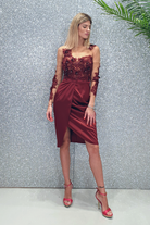 Abito corto bordeaux Moda-Mania con corpetto in tulle nude, ricami floreali e gonna in taffetà, stile elegante e femminile.