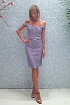 Abito corto lilla in merletto floreale con applicazioni di strass e scollo a barchetta, Moda-Mania.