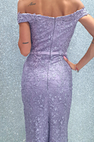 Abito corti lilla in merletto floreale con applicazioni strass e scollo a barchetta, firmato Moda-Mania.