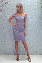 Abito corto lilla in merletto floreale con applicazioni di strass e scollo a barchetta, marca Moda-Mania.